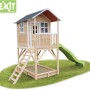 EXIT Loft 700 Holzspielhaus mit Rutsche und Sandkasten im Garten.