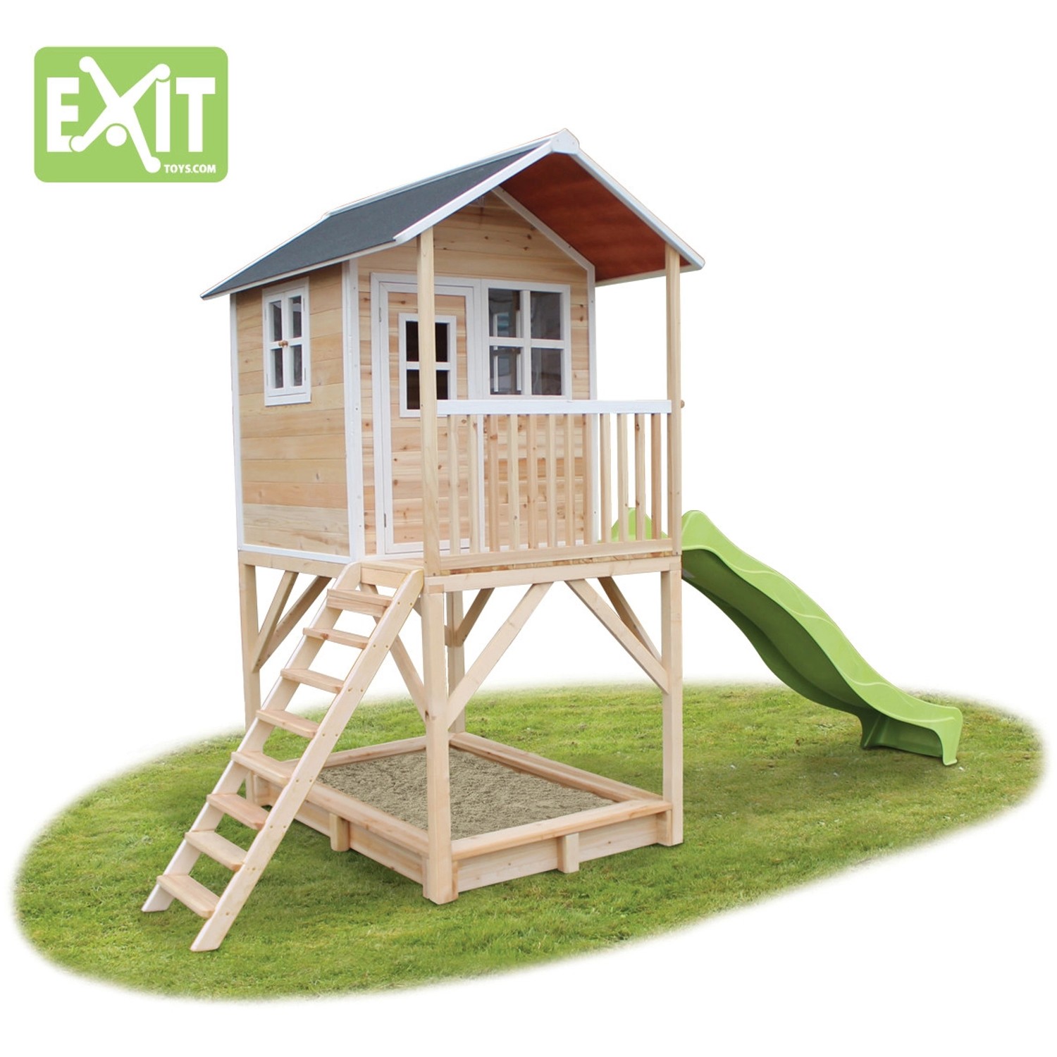 EXIT Loft 700 Holzspielhaus mit Rutsche und Sandkasten im Garten.