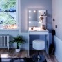 Weißer Vicco Schminktisch Isabelle mit LED, Hocker und Spiegel im Raum.