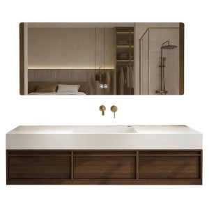 Modernes Badmöbel Set: weißes Sinterstein Waschbecken, dunkler Unterschrank, goldene Armaturen, großer Spiegel.