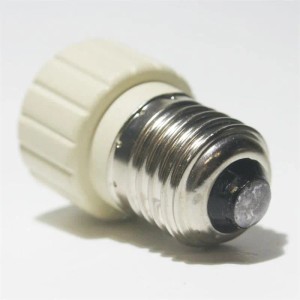 Weißer Lampenfassung Adapter E27 auf GU10 mit geripptem Gehäuse und silbernem Schraubsockel für Leuchtmittel.