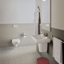 Bad mit Ideal Standard Waschtischarmatur Cerafine D H105 Chrom, Waschbecken und WC.