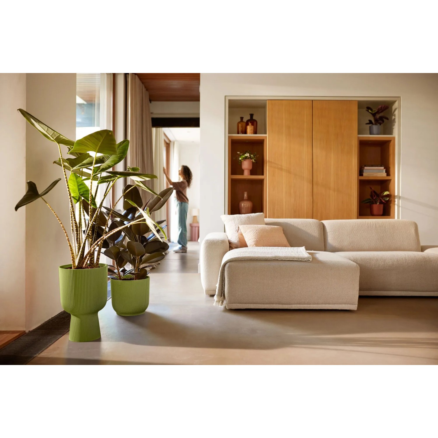 Elho Blumentopf Vibes Fold Coupe, Ø 30 cm, Grün, im Wohnraum mit Pflanzen.