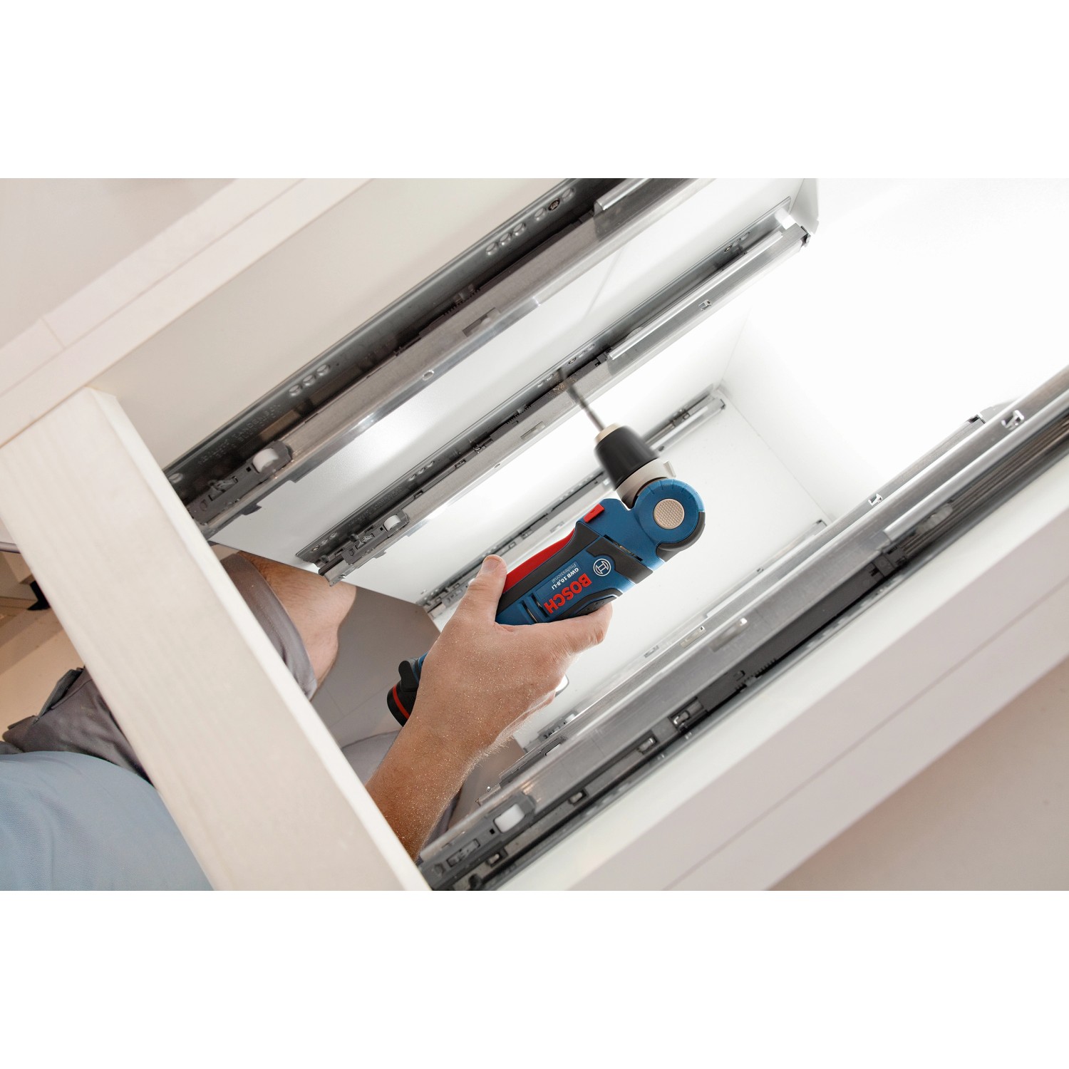 Bosch Professional GWB 12V-10 Akkuschrauber im Einsatz beim Möbelbau.