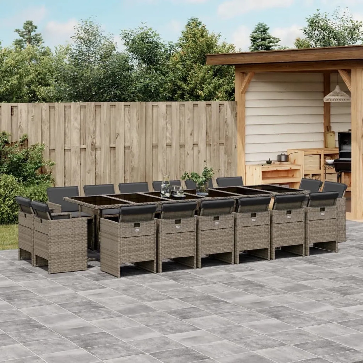 17-teilige Garten Essgruppe aus grauem Poly Rattan mit Tisch, Stühlen und Kissen.