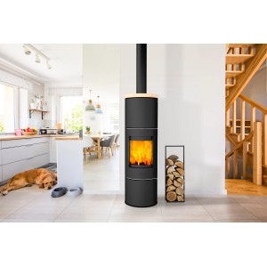 Fireplace Perondi Kaminofen in Schwarz/Sandstein (5 kW) mit Holzscheitregal im Wohnraum.