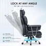 Schwarzer, ergonomischer Bürostuhl mit hoher Lehne, Fußstütze und Neigefunktion.