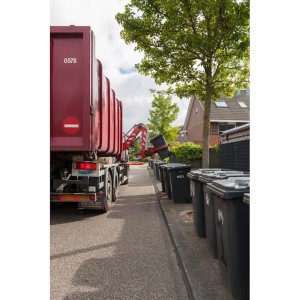 Graue 240L PROREGAL Mülltonne wird von Müllwagen geleert.