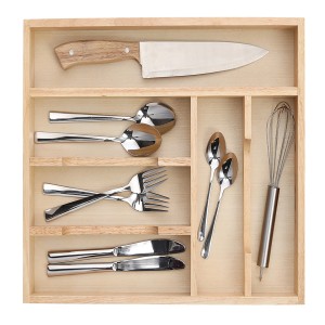 Zeller Besteckkasten aus Gummibaumholz mit Besteck und Küchenutensilien in Fächern.