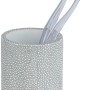 Grauer Wenko Zahnputzbecher Raja aus Polyresin mit zwei Zahnbürsten.