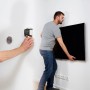 Anwendung des Laserliner MultiFinder Plus Ortungsgerät zum Anbringen eines Fernsehers an der Wand.