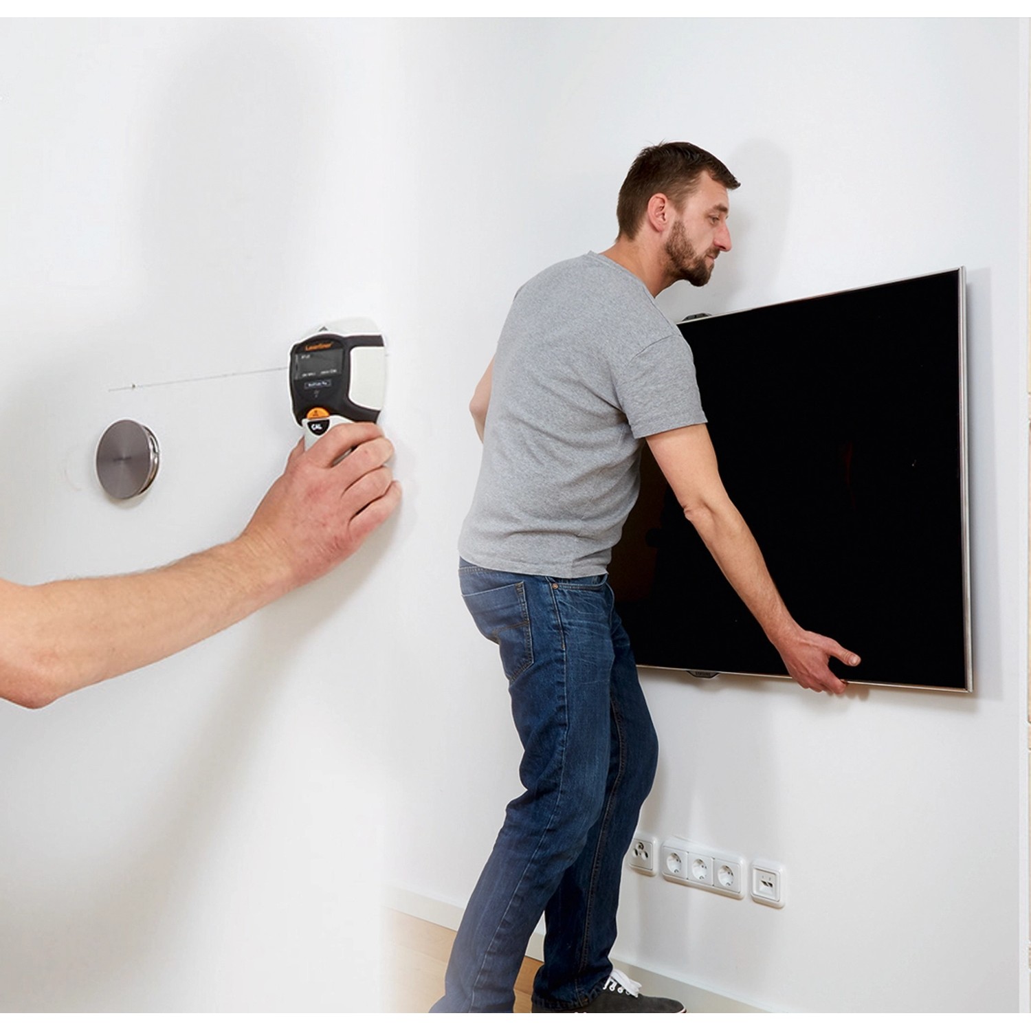 Anwendung des Laserliner MultiFinder Plus Ortungsgerät zum Anbringen eines Fernsehers an der Wand.