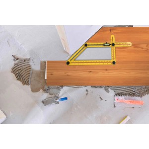 Gelber Templater zur Winkel- und Konturmessung auf Holzboden.