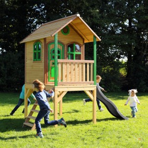 Axi Spielhaus Laura mit Rutsche, braun/grün. Holzspielhaus mit Veranda, Leiter und Rutsche im Garten.