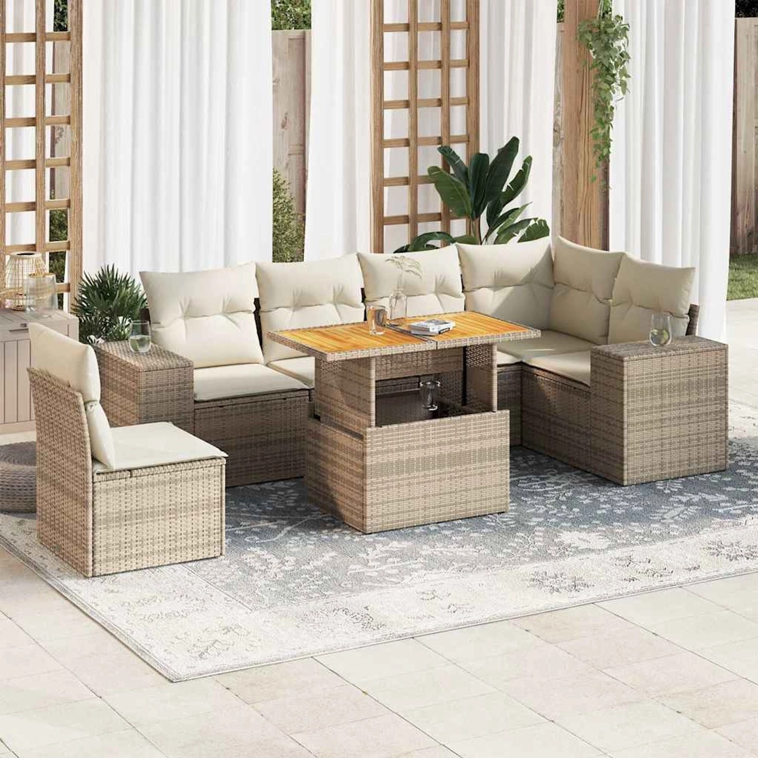 Beige 7-tlg. Garten-Sofagarnitur aus Rattan mit Tisch und Kissen für Terrasse oder Garten.