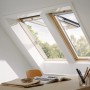 Velux Klapp-Schwingfenster GPL, klar lackiert, mit Thermo-Verglasung in Dachschräge eingebaut.