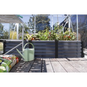 Vitavia Linus Hochbeet in Granit-Schwarz (B65xL185cm) mit Pflanzen und Gießkanne im Gewächshaus.