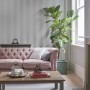 Laura Ashley Vliestapete Lille Silver mit dezenten Streifen im Wohnraum.