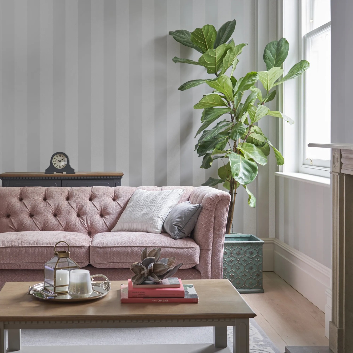 Laura Ashley Vliestapete Lille Silver mit dezenten Streifen im Wohnraum.