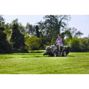 Alpina Rasentraktor AT4 84 HA beim Rasenmähen auf einer grünen Wiese.