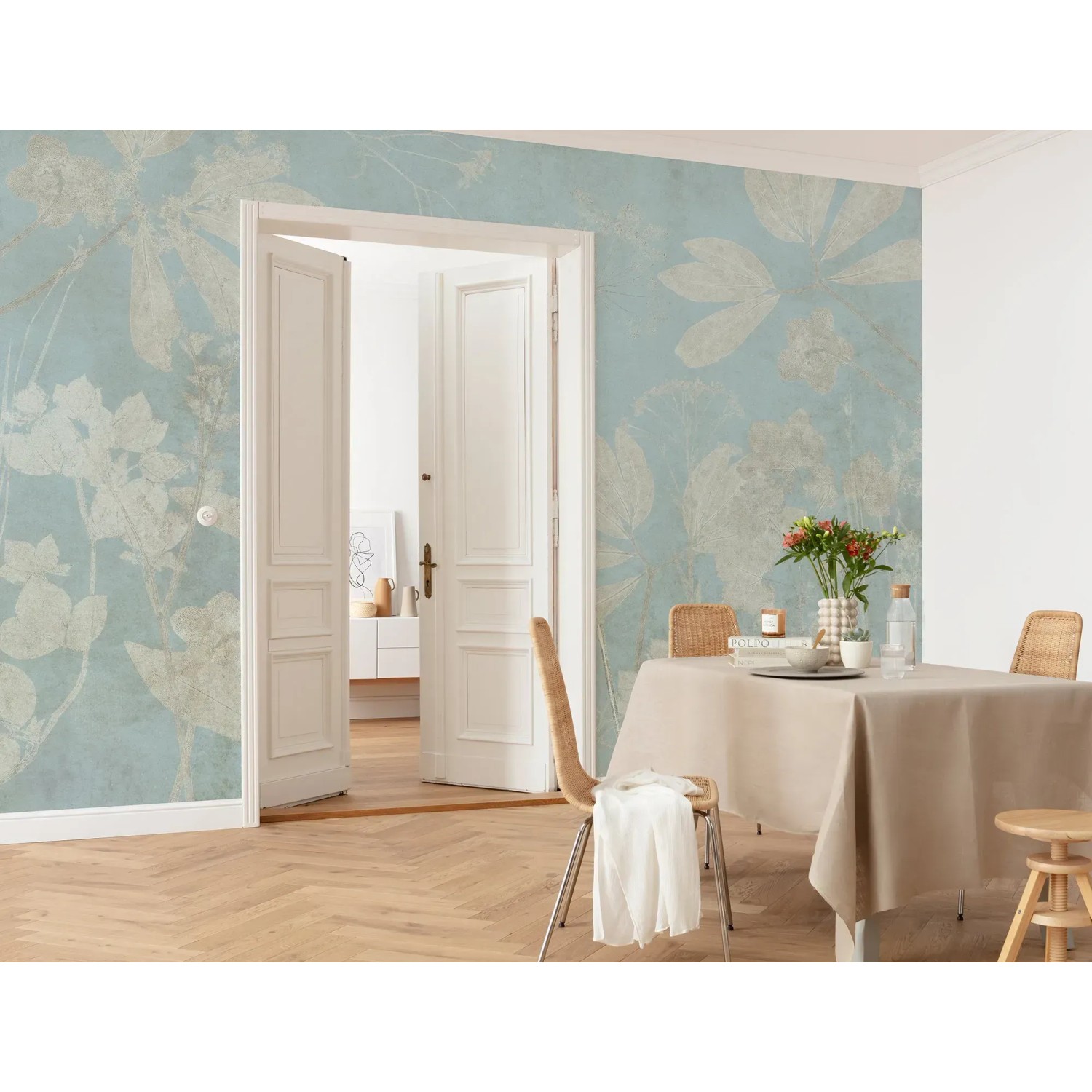Komar Vliestapete Jardin sur Papier, 350x250 cm, florales Muster in Blau und Beige.
