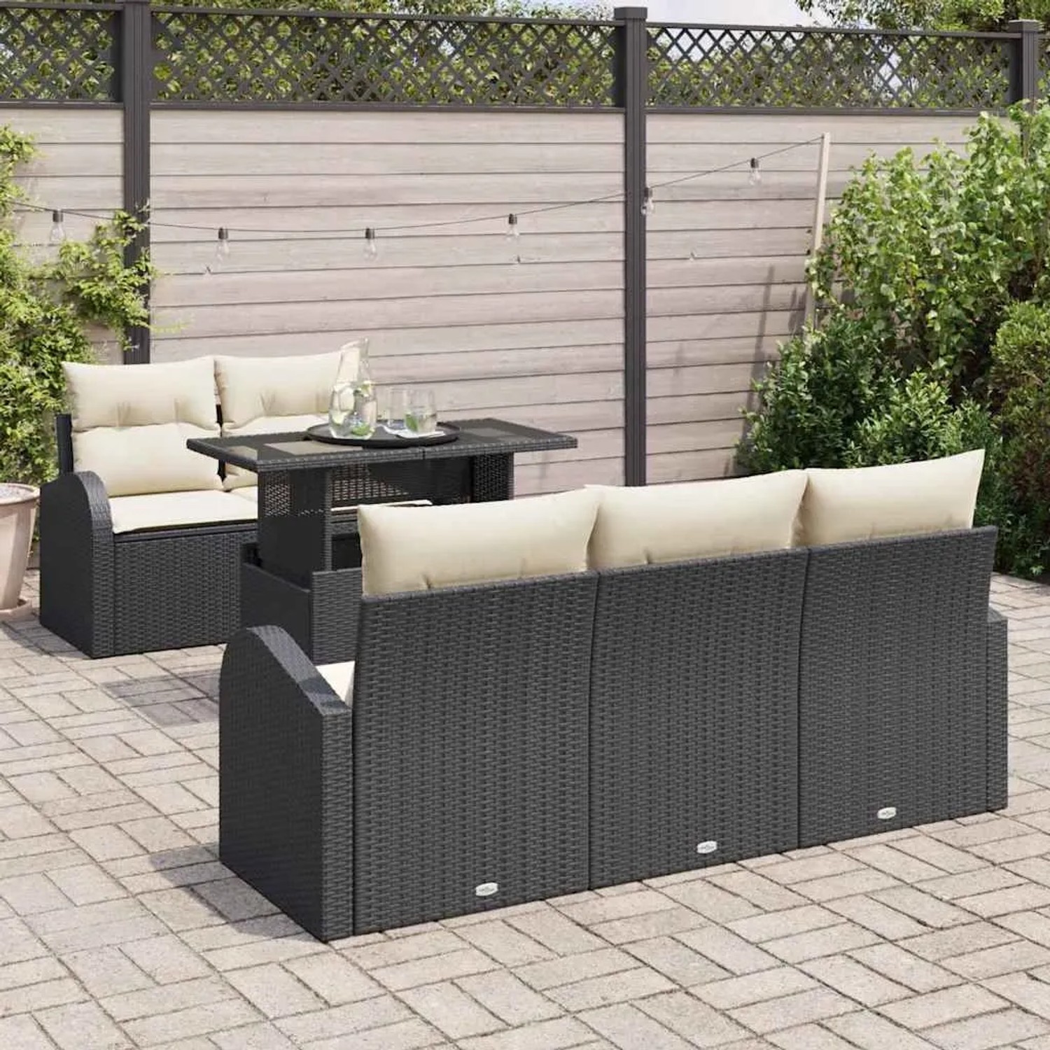 Schwarzes 6-tlg. vidaXL Garten-Sofa-Set aus Poly Rattan mit Tisch und beigen Kissen.