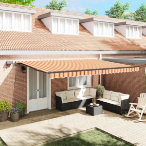 Gelb-orange vidaXL Markise, einziehbar, 500x300 cm, überdachte Terrasse mit Gartenmöbeln.