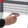 Detailaufnahme: Hand betätigt Entriegelung der Hailo Alu-Teleskopleiter FlexLine.