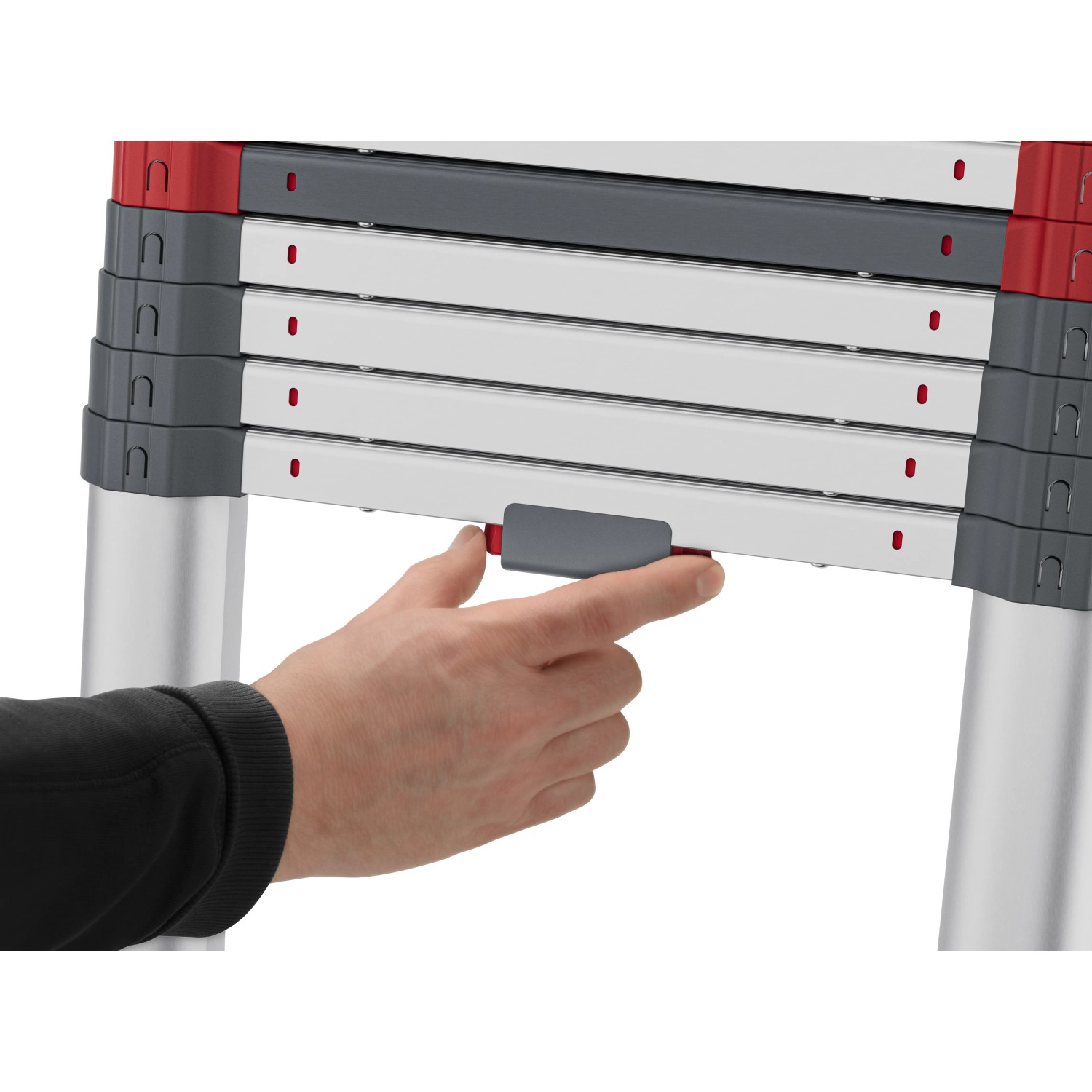 Detailaufnahme: Hand betätigt Entriegelung der Hailo Alu-Teleskopleiter FlexLine.