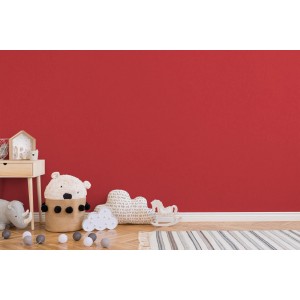 Kinderzimmer mit roter Vliestapete Uni, Spielzeug und hellem Holzboden.