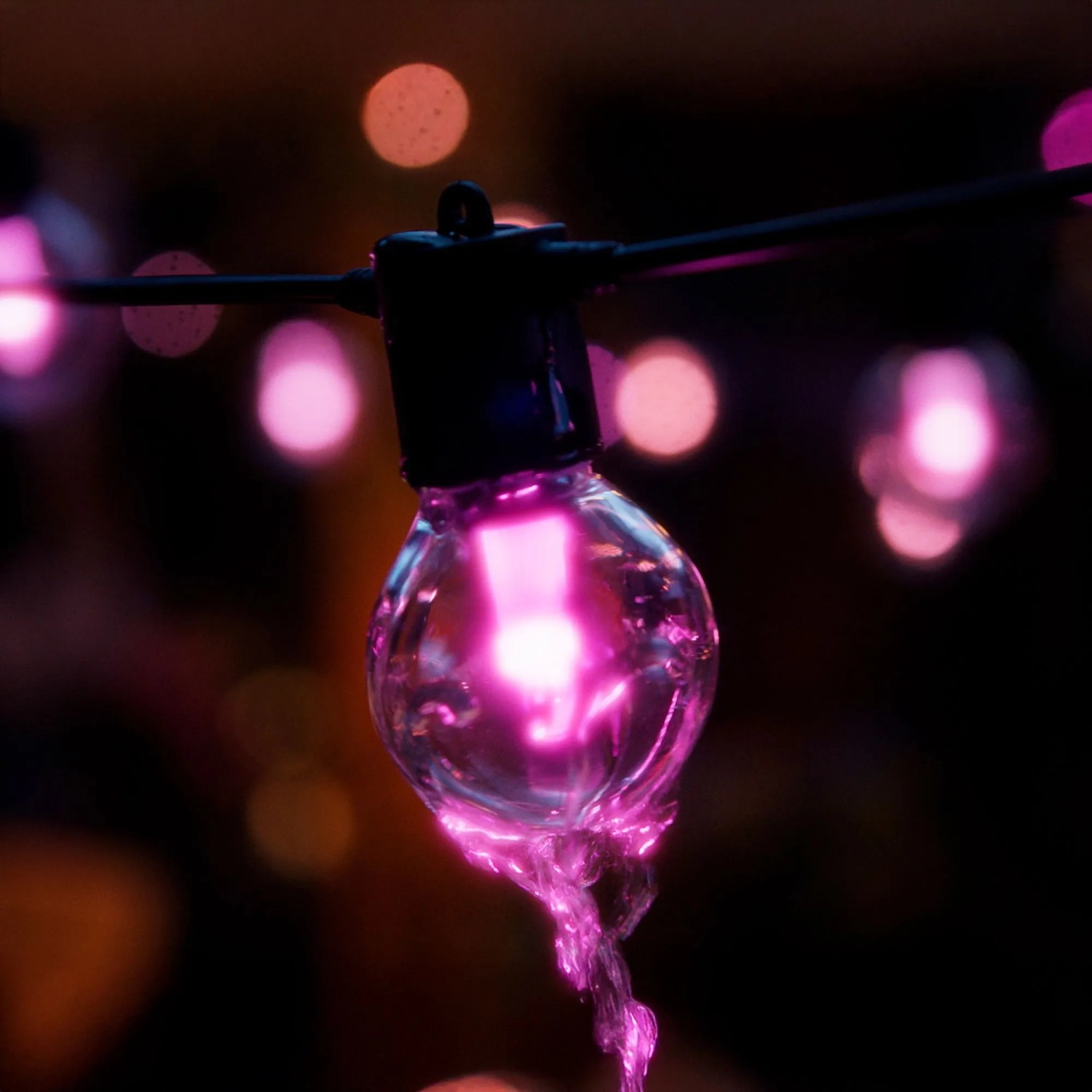 Philips Hue Festavia LED-Lichterkette, Globe, 20 Lampen, pinkes Licht.