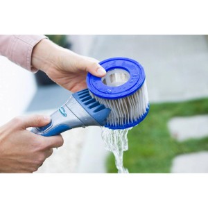 Planet Spa Waterwand Kartuschenreiniger reinigt Filterkartusche unter laufendem Wasser.