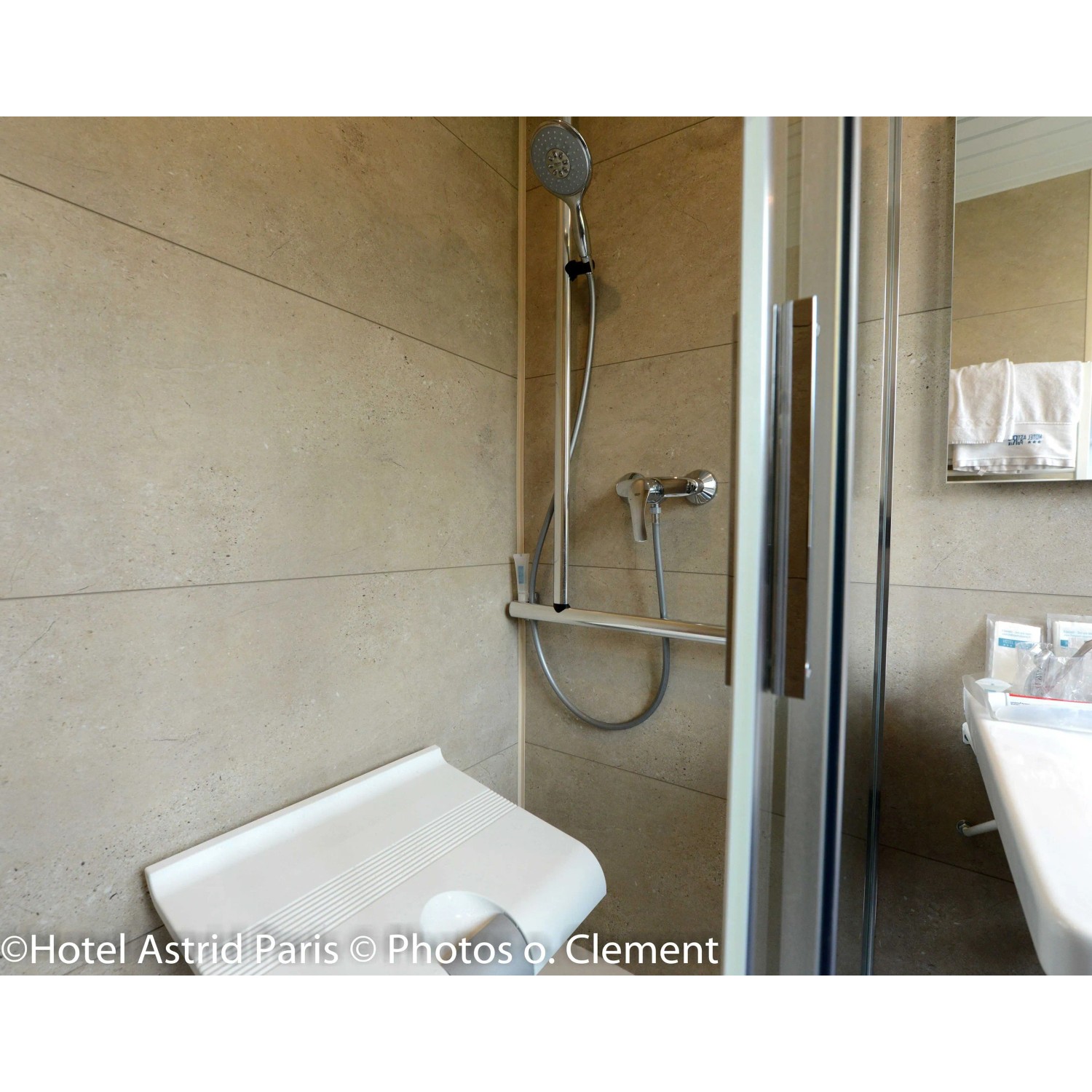 Beige Grosfillex GX Wall+ Creme Slate Dekor-Paneele in Dusche mit Sitz und Armatur.