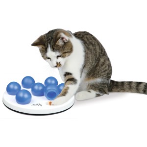 Katze spielt mit Trixie Cat Activity Solitär, blau-weißes Intelligenzspielzeug.