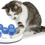 Katze spielt mit Trixie Cat Activity Solitär, blau-weißes Intelligenzspielzeug.