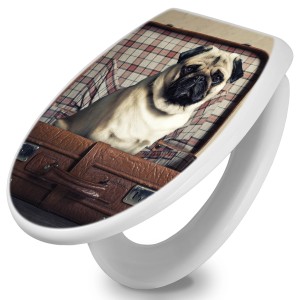 Weißer WC-Sitz mit Absenkautomatik und Mops im Koffer Motiv.