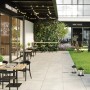Cersanit Grava Terrassenplatten in Lichtgrau verlegt vor Café und Weinhaus.