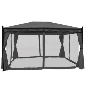 Graue MCW Pergola Calpe 4x3m mit Dach, Seitenwand und Moskitonetz für Terrassenüberdachung.