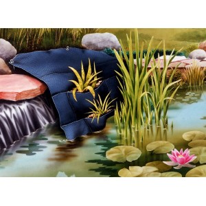 Velda Bewuchsmatte 110x105 cm am Teichrand mit Bepflanzungstaschen und Sumpfpflanzen.