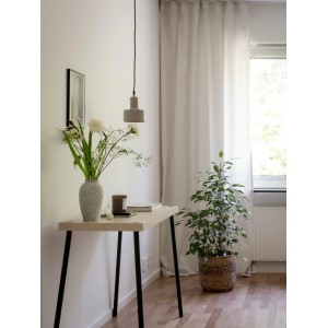 Beige PR Home Solo Pendelleuchte aus Metall über einem Tisch mit Dekoration.