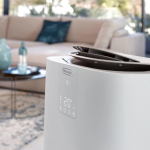 Weißes De'Longhi Pinguino PAC AP98 Klimagerät mit Display (20°) im Wohnzimmer für angenehme Kühlung.