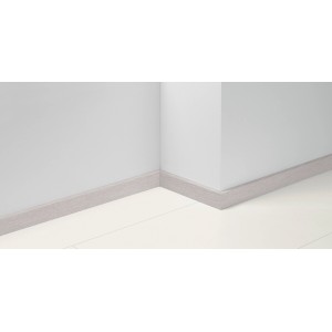 Parador Sockelleiste SL 5 wasserfest, Eiche D005, im Raum montiert.