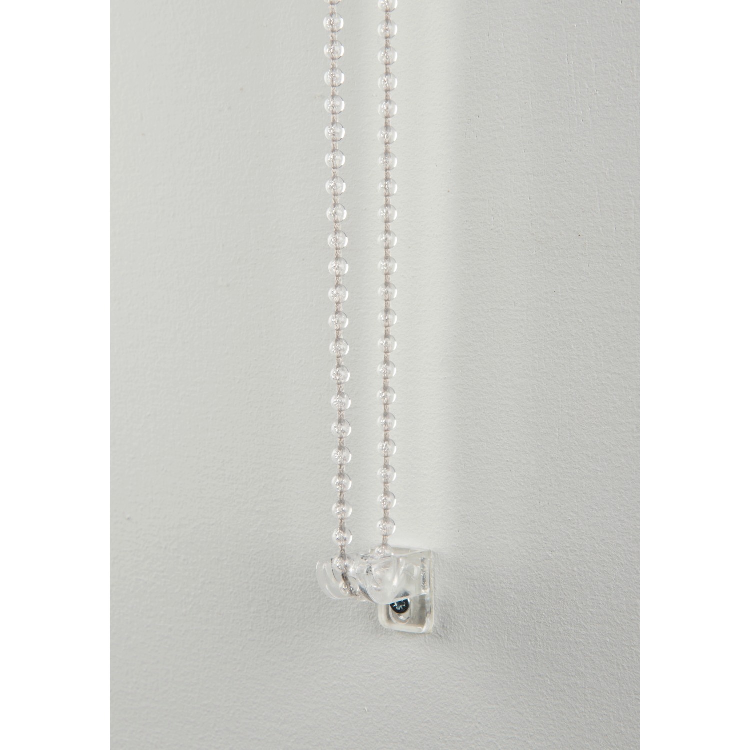 Detailaufnahme: Schöner Wohnen Tageslicht-Rollo Tizia, hellgrau, mit transparenter Kugelkette.