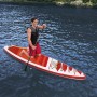 Mann auf Bestway SUP Fast Touring Board-Set auf dem Wasser, mit Paddel und Schwimmweste.