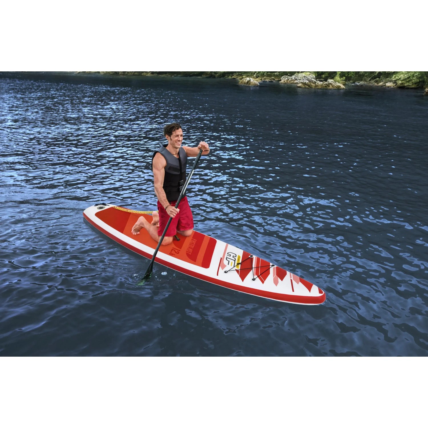 Mann auf Bestway SUP Fast Touring Board-Set auf dem Wasser, mit Paddel und Schwimmweste.