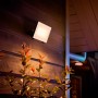 Anthrazitfarbener Philips LED-Außenstrahler Lois mit warmweißem Licht an einer Hauswand.