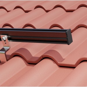 Schwarze SolMount Endkappe auf Montageschiene einer Solaranlage auf einem Ziegeldach.