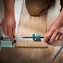Anwendung des wolfcraft Einpass-Sets für Laminat und Designboden zur Wandabmessung.
