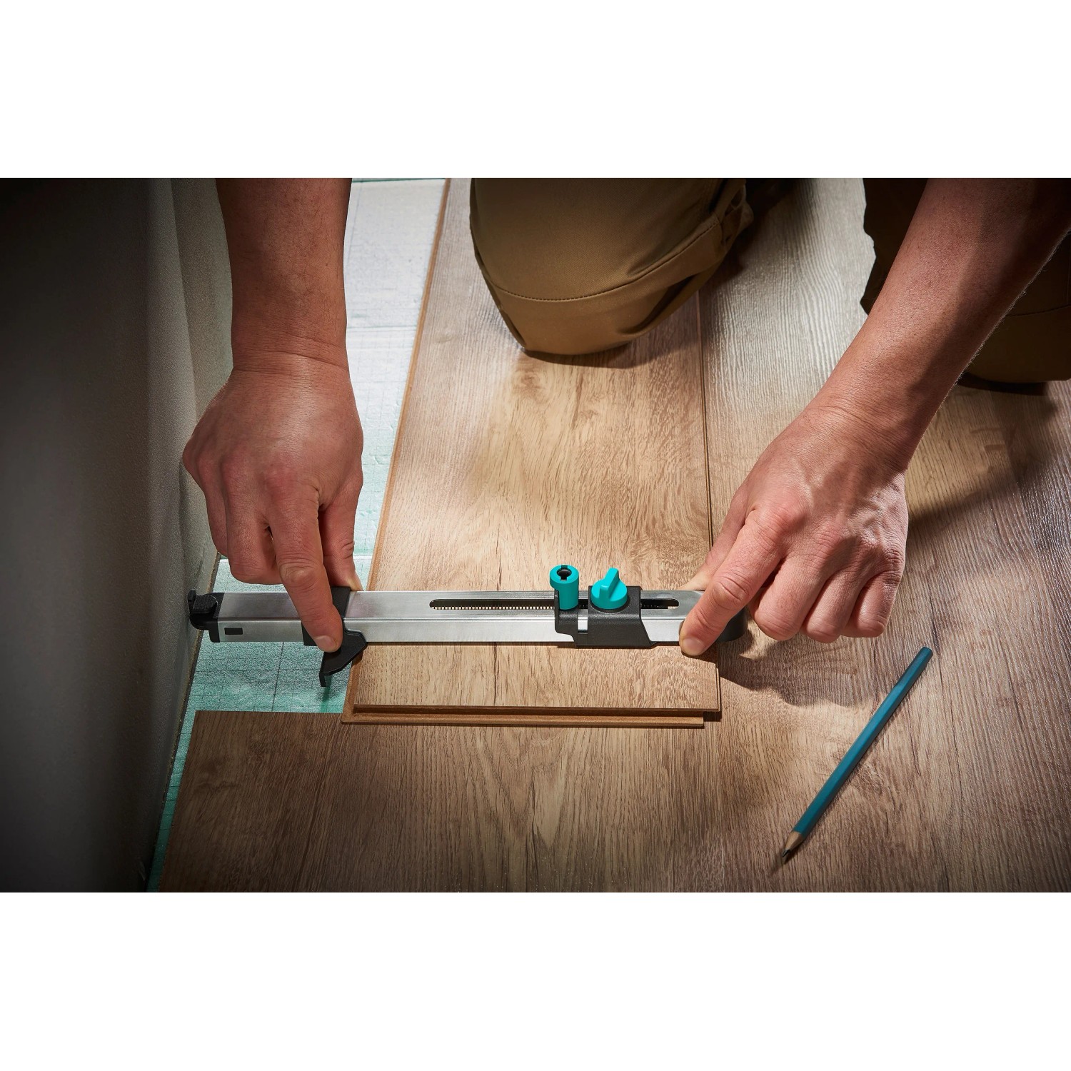 Anwendung des wolfcraft Einpass-Sets für Laminat und Designboden zur Wandabmessung.