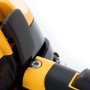 Detailaufnahme: Stiga CS 750 Benzin-Kettensäge, gelb/schwarz, Bedienelemente.